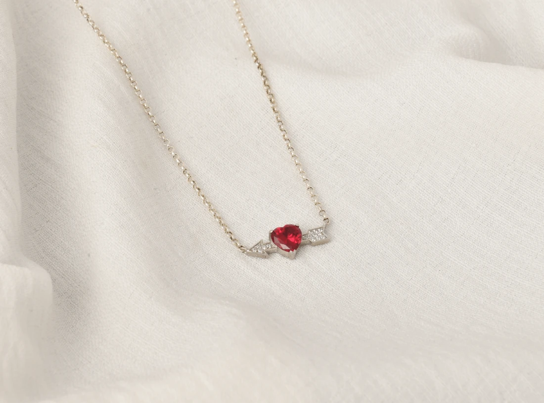 Մանյակ սիրտ-նետ կարմիր